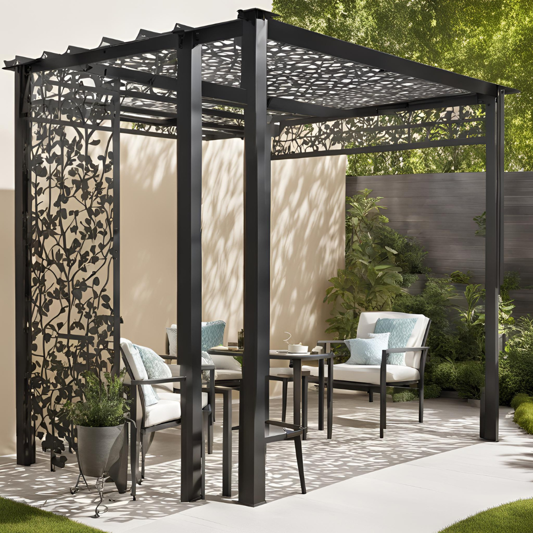 Une pergola en metal avec des motifs en decoupe sur une terrasse