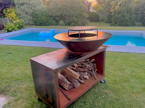 Brasero en corten dans un jardin