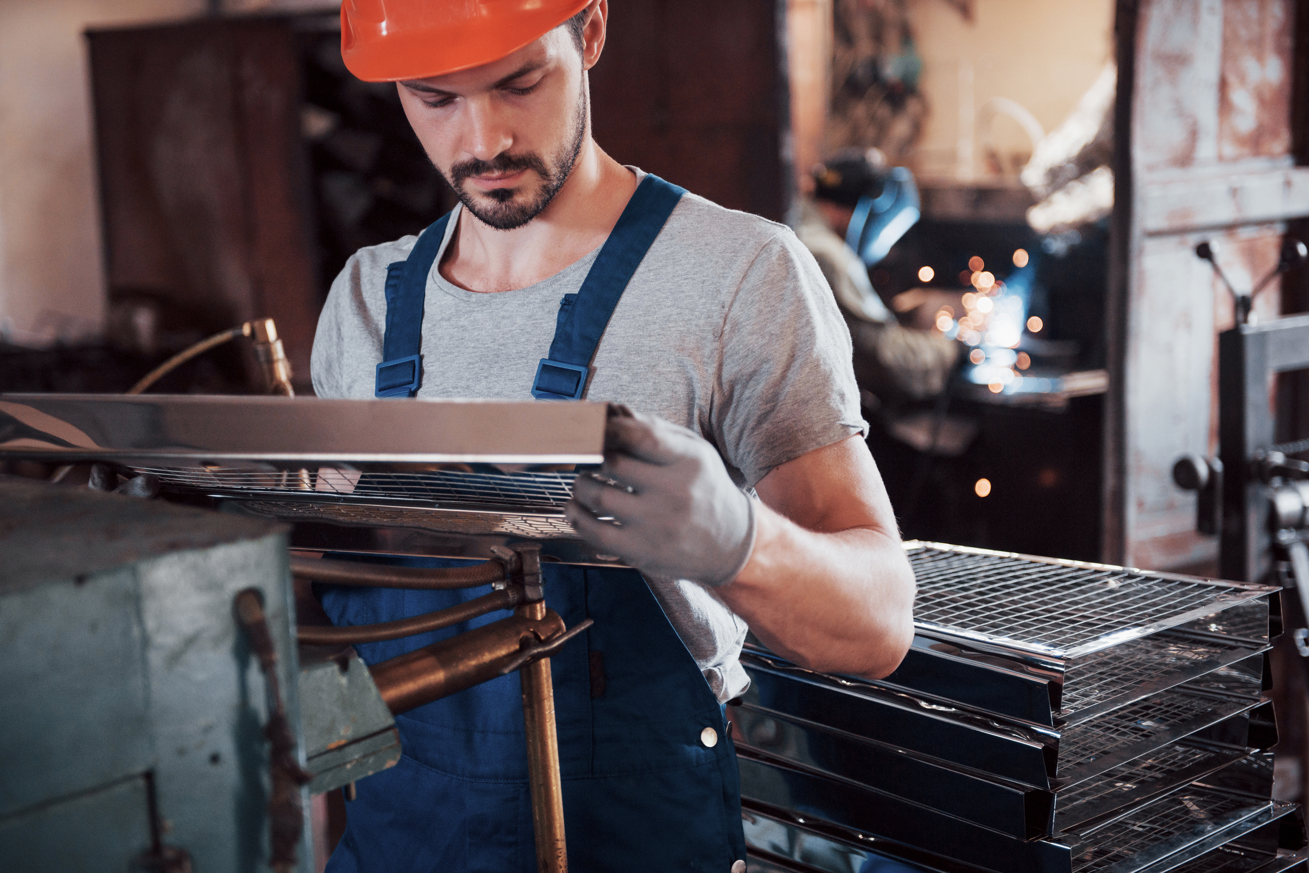 ouvrier dans un atelier de metal